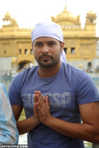 Amrinder-gill-at-golden-temple