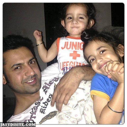 Gippy-Grewal-with-his-sons-2