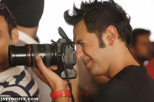 Gippy-grewal-Is-Taking-A-Picture