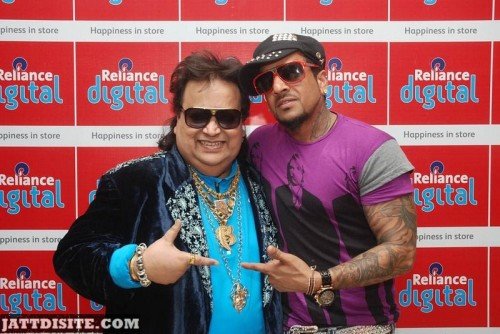 Jazzy-B-And-Bappi-Lahiri-At-The-Reliance-Digital-Store