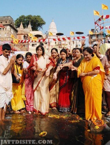 People-Celebrating-Ganga-Dussehra