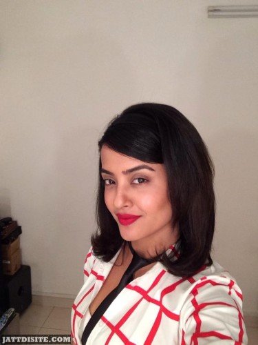 Surveen Chawla Selfie