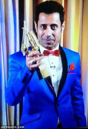 Binnu Dhillon  HOlding is prize