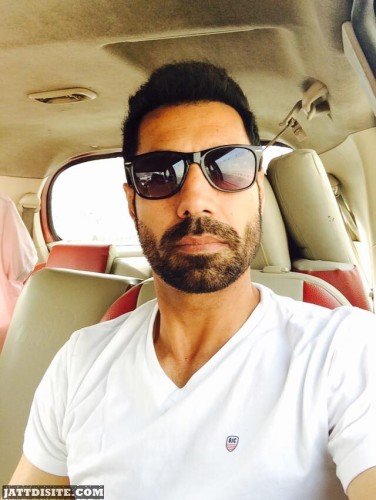 Binnu Dhillon  in car