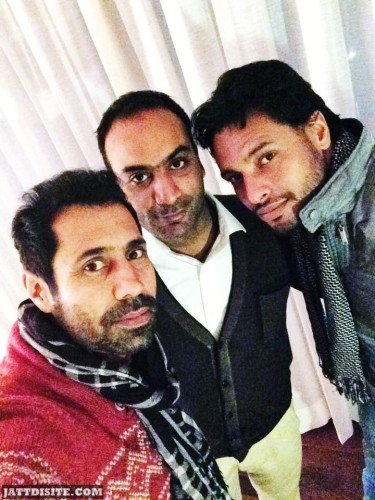 Binnu Dhillon  selfi with his friends