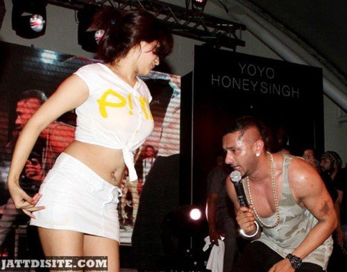 Honey Singh During SAtge