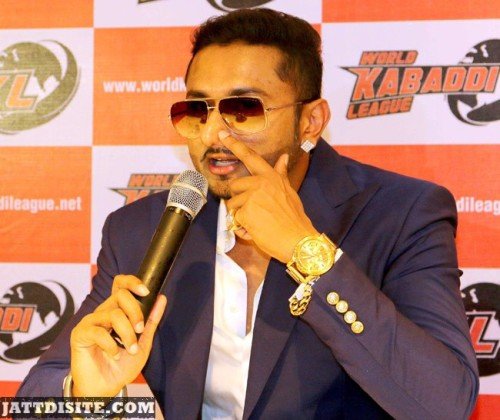Honey Singh Showing A Nose