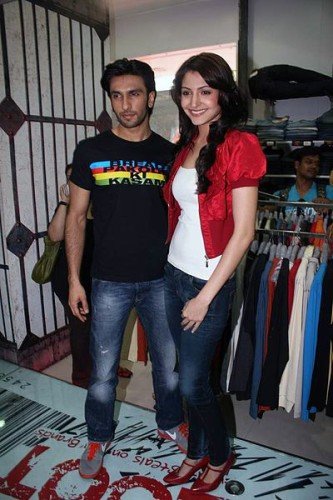 Ranveer Singh And Anushka Sharma Poses For Photo