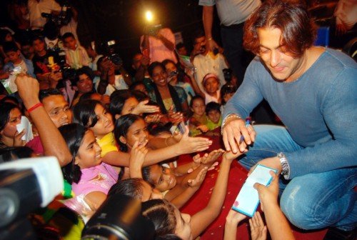 Sallu Giving Autographs To The Childrens