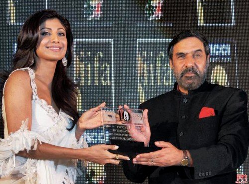 Anand Sharma Presents Award To Actor Shilpa Shetty
