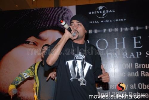 Bohemia Performs Live at Oberoi Mall Gallery