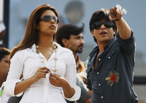 SRK Showing Something To Priyanka Chopra