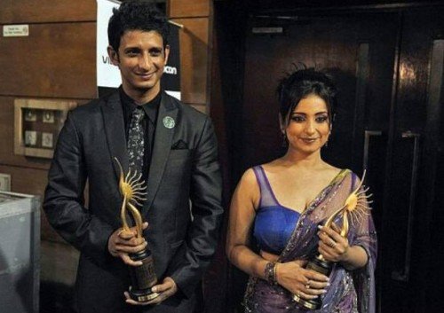 Sharman Joshi And Divya Dutt Pose With Their Awards