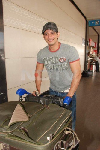 Sharman Joshi at the Mumbai airport