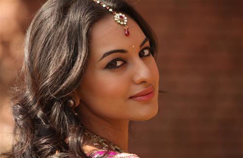 Beautiful Bollywood Actress Sonakshi Sinha