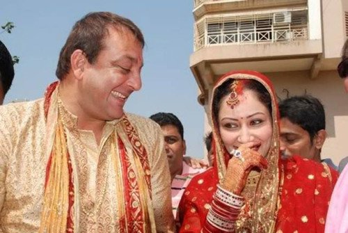 Sanjay Dutt Smiling Pic With His Wife