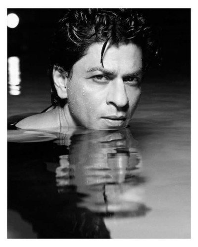 Shahrukh Khan Posing In Water