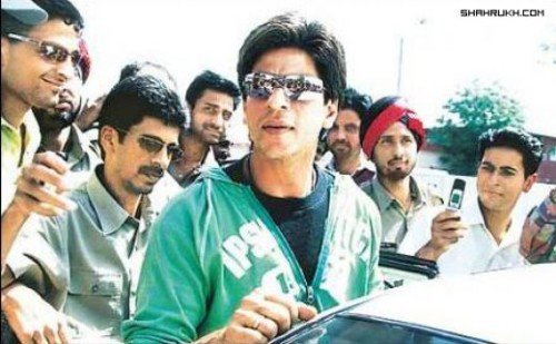 Shahrukh Khan Surrounding With His Fans