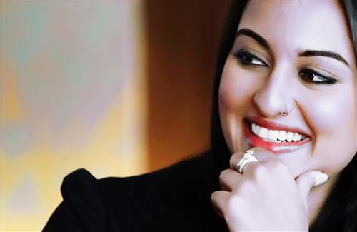 Sonakshi Sinha Smiley Picture