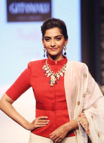 Sonam Kapoor Nice Necklace